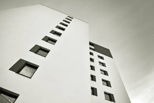 Moderno condominio di lusso. Bianco e nero . — Foto Stock