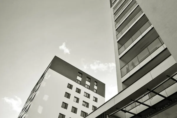 현대, 호화 스러운 아파트 건물입니다. 흑인과 백인. — 스톡 사진