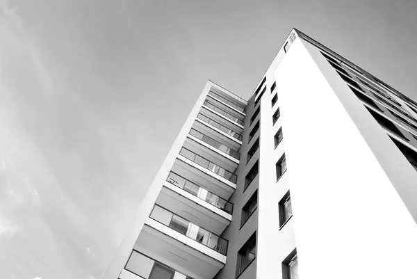Moderno edificio de apartamentos de lujo. Blanco y negro . — Foto de Stock