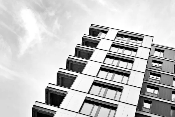 Edifício moderno de apartamentos de luxo. Preto e branco . — Fotografia de Stock