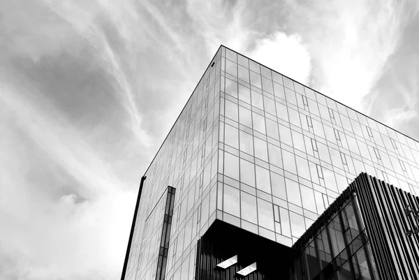 Edificio moderno.Moderno edificio de oficinas con fachada de cristal. Blanco y negro . —  Fotos de Stock