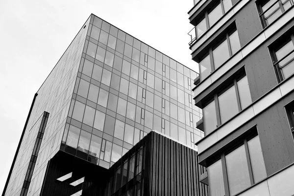 Edifício moderno.Edifício de escritórios moderno com fachada de vidro. Preto e branco . — Fotografia de Stock
