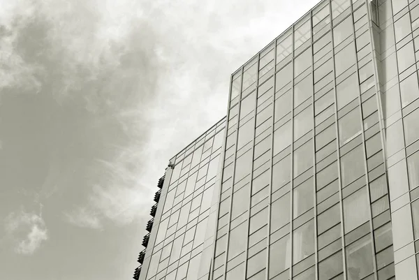 Immeuble de bureaux moderne avec façade en verre. Noir et blanc . — Photo