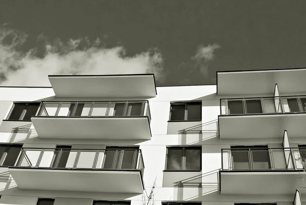 Modernes, luxuriöses Apartmenthaus. schwarz-weiß. — Stockfoto