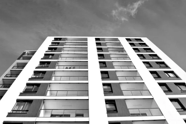 Edifício moderno de apartamentos de luxo. Preto e branco . — Fotografia de Stock