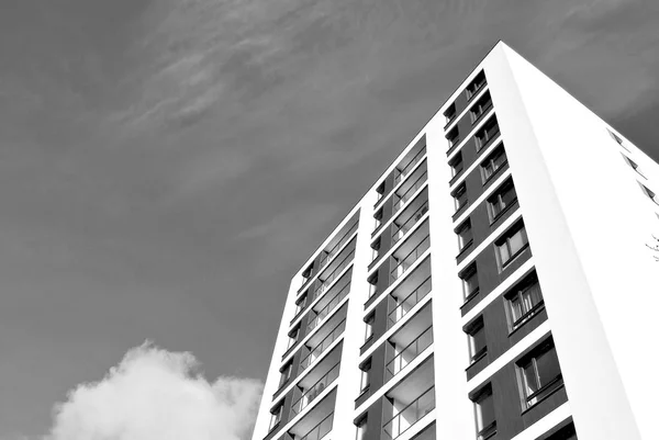Moderno edificio de apartamentos de lujo. Blanco y negro . —  Fotos de Stock