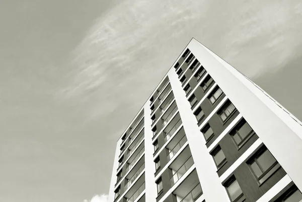 Edifício moderno de apartamentos de luxo. Preto e branco . — Fotografia de Stock