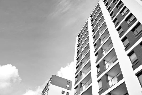 Edifício moderno de apartamentos de luxo. Preto e branco . — Fotografia de Stock