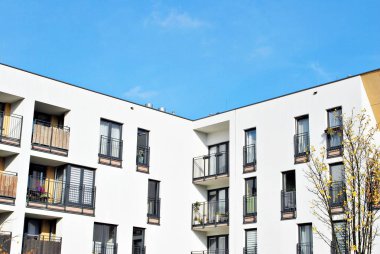 Güneşli bir günde, mavi gökyüzü olan modern apartmanlar.