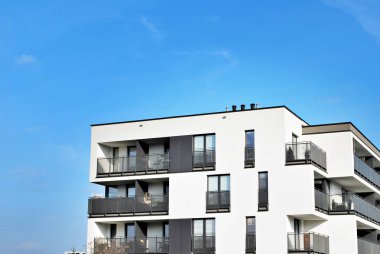 Güneşli bir günde, mavi gökyüzü olan modern apartmanlar.