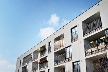Güneşli bir günde, mavi gökyüzü olan modern apartmanlar.