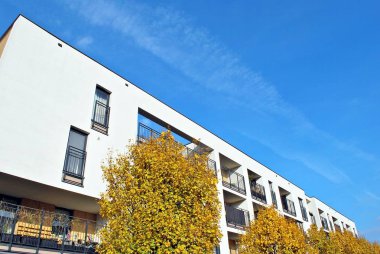 Güneşli bir günde, mavi gökyüzü olan modern apartmanlar.