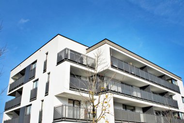 Güneşli bir günde, mavi gökyüzü olan modern apartmanlar.