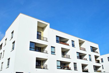 Güneşli bir günde, mavi gökyüzü olan modern apartmanlar.