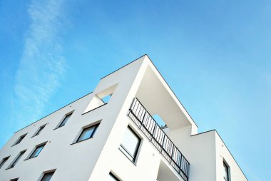 Güneşli bir günde, mavi gökyüzü olan modern apartmanlar.