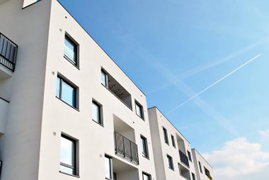 Güneşli bir günde, mavi gökyüzü olan modern apartmanlar.