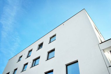 Güneşli bir günde, mavi gökyüzü olan modern apartmanlar.