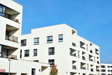 Güneşli bir günde, mavi gökyüzü olan modern apartmanlar.