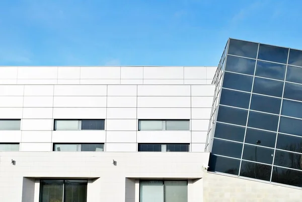 Modernes Flachbau-Bürogebäude am Stadtrand — Stockfoto