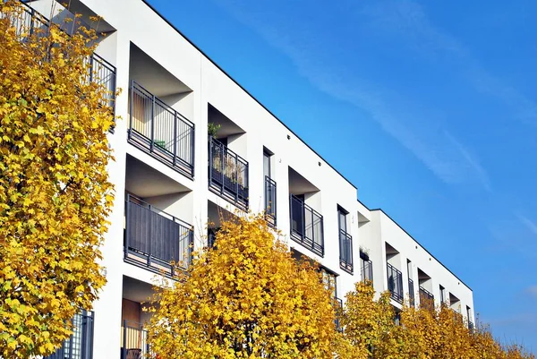 Güneşli bir günde, mavi gökyüzü olan modern apartmanlar. — Stok fotoğraf