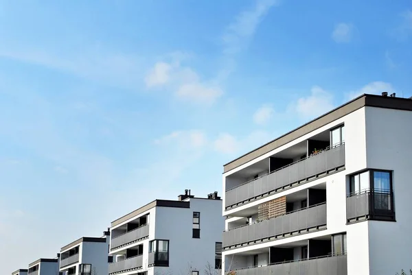 Moderne appartementengebouwen op een zonnige dag met een blauwe lucht — Stockfoto