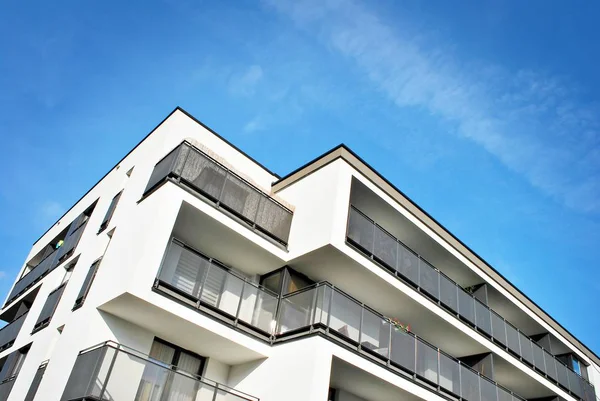 맑은 날푸른 하늘을 배경으로 한 현대식 아파트 건물 — 스톡 사진