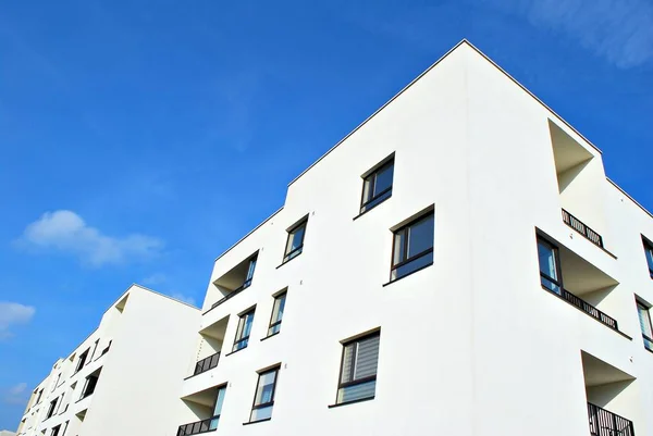 Современные многоквартирные дома в солнечный день с голубым небом — стоковое фото