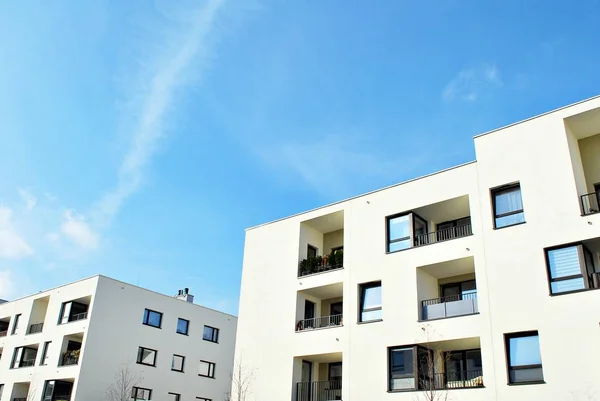 Moderne Mehrfamilienhäuser an einem sonnigen Tag mit blauem Himmel — Stockfoto