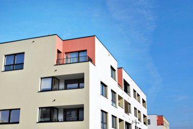 Güneşli bir günde, mavi gökyüzü olan modern apartmanlar.