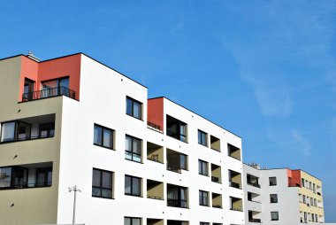 Güneşli bir günde, mavi gökyüzü olan modern apartmanlar.