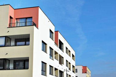 Güneşli bir günde, mavi gökyüzü olan modern apartmanlar.
