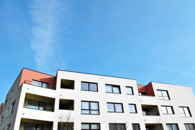 Güneşli bir günde, mavi gökyüzü olan modern apartmanlar.