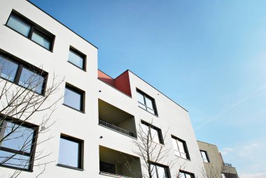 Güneşli bir günde, mavi gökyüzü olan modern apartmanlar.