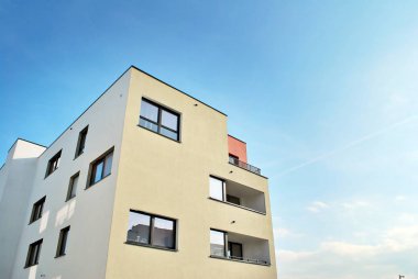 Güneşli bir günde, mavi gökyüzü olan modern apartmanlar.
