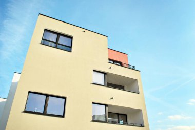 Güneşli bir günde, mavi gökyüzü olan modern apartmanlar.