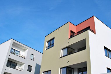 Güneşli bir günde, mavi gökyüzü olan modern apartmanlar.