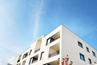 Güneşli bir günde, mavi gökyüzü olan modern apartmanlar.