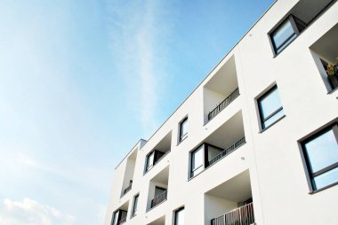 Güneşli bir günde, mavi gökyüzü olan modern apartmanlar.