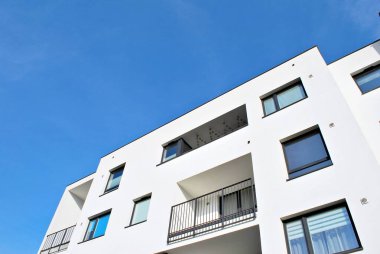 Güneşli bir günde, mavi gökyüzü olan modern apartmanlar.