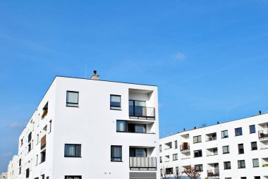 Güneşli bir günde, mavi gökyüzü olan modern apartmanlar.
