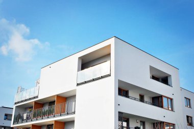 Güneşli bir günde, mavi gökyüzü olan modern apartmanlar.