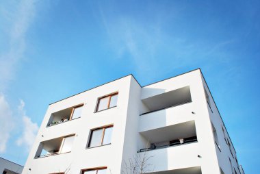 Güneşli bir günde, mavi gökyüzü olan modern apartmanlar.