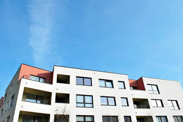 Immeubles modernes par une journée ensoleillée avec un ciel bleu — Photo