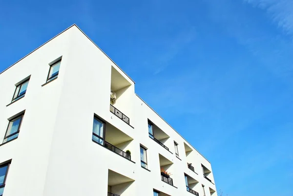在阳光灿烂、蓝天的现代公寓楼 — 图库照片