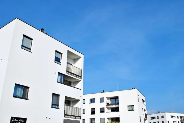 Современные многоквартирные дома в солнечный день с голубым небом — стоковое фото
