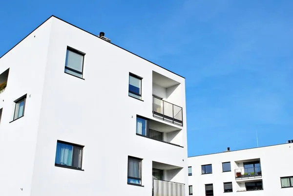 Сучасні багатоквартирні будинки на сонячний день з блакитним небом — стокове фото