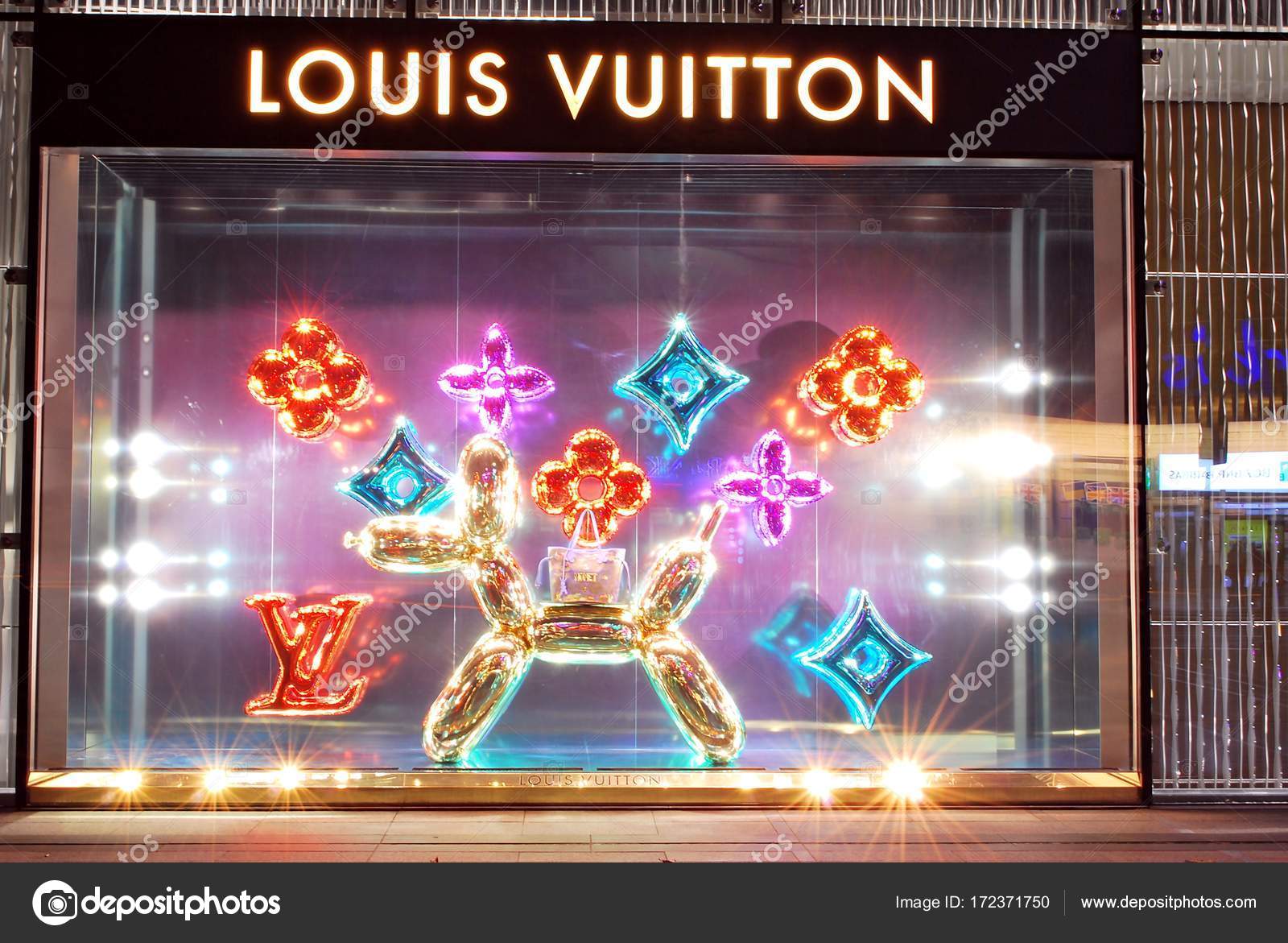 Louis Vuitton Store Sign Stock Photo - Download Image Now - Louis
