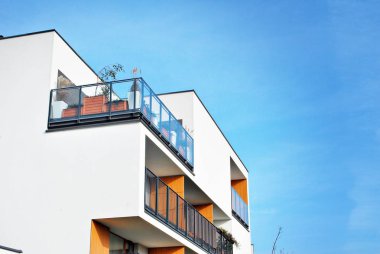 Mavi gökyüzü olan güneşli bir günde modern apartman binaları. Modern bir apartmanın cephesi