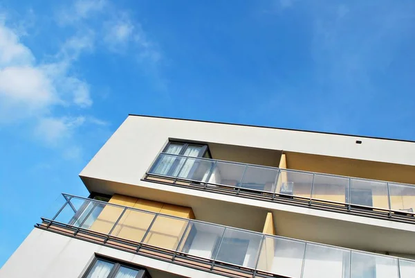 Mavi gökyüzü olan güneşli bir günde modern apartman binaları. Modern bir apartmanın cephesi — Stok fotoğraf