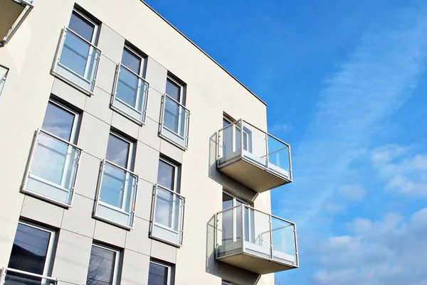 맑은 날푸른 하늘에 현대적 인 아파트 건물. 현대식 아파트 건물의 모습 — 스톡 사진